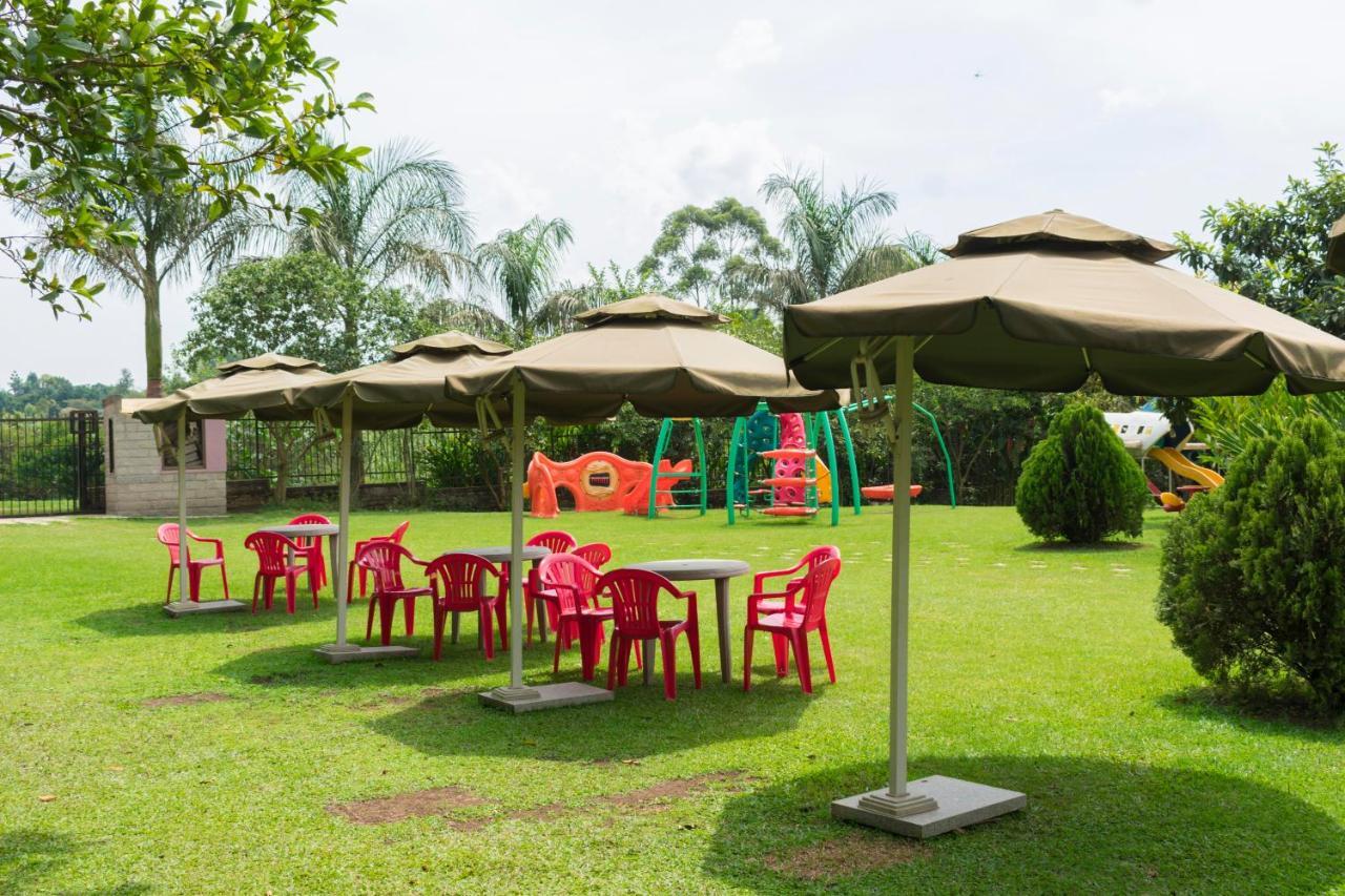 Fort Fun City Hotel Fort Portal Esterno foto